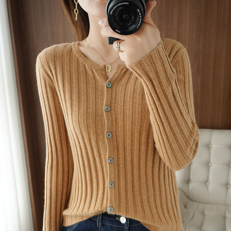 Cardigan pour femmes avec un fin motif en côtes et des détails de boutons élégants Chic und Stil