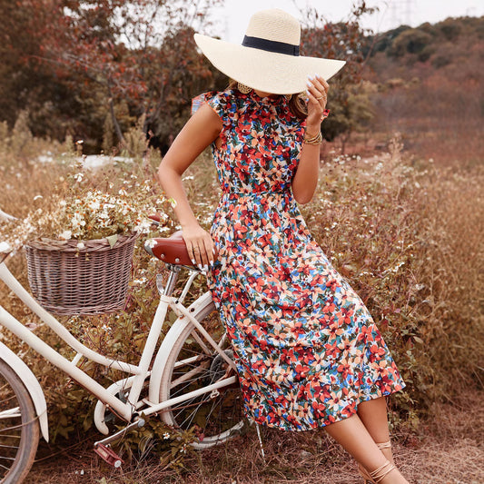 Robe maxi femme avec un imprimé floral joyeux et des détails volantés Chic und Stil