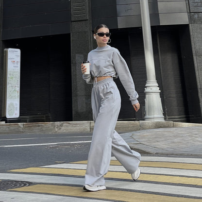 Urban fit sweatpants for women with a casual crop top Chic und Stil
