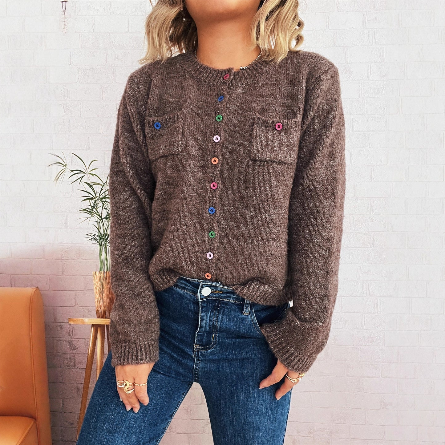 Damen Strickjacke mit bunten Knopfdetails und praktischen Taschen Chic und Stil