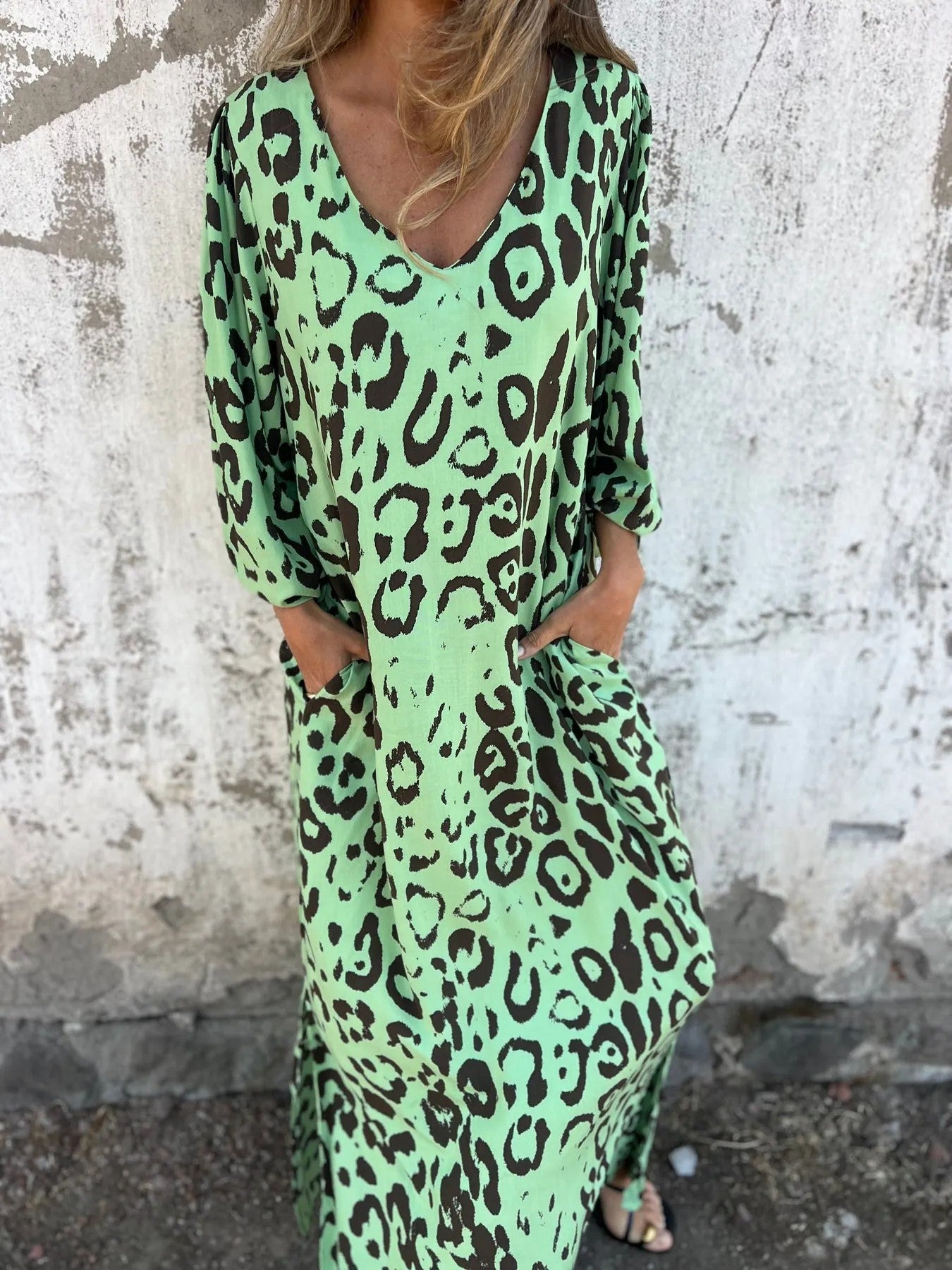 Robe maxi pour femmes avec décolleté V profond et poches latérales Chic und Stil