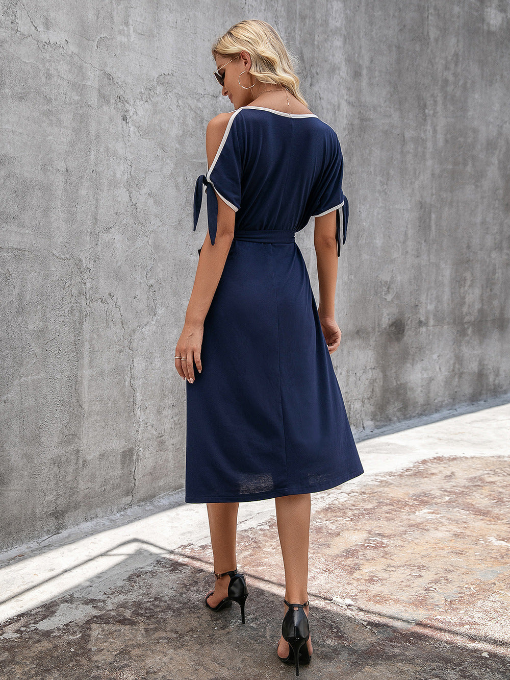 Robe midi décontractée pour femmes avec ceinture ajustable et détails en nœud Chic und Stil