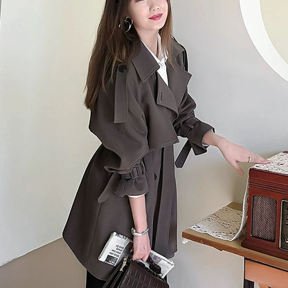 Manteau trench féminin à la mode avec design texturé Chic & Stil