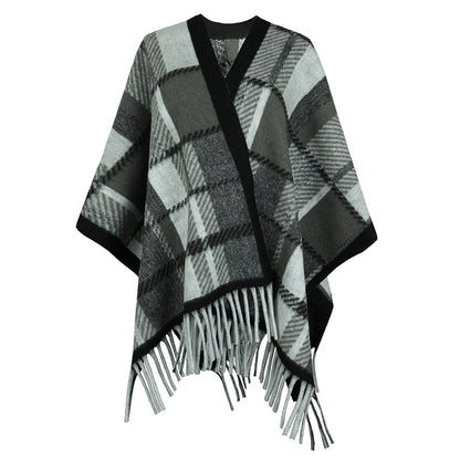 Elegant poncho for women with modern check pattern and fringes Chic and Style