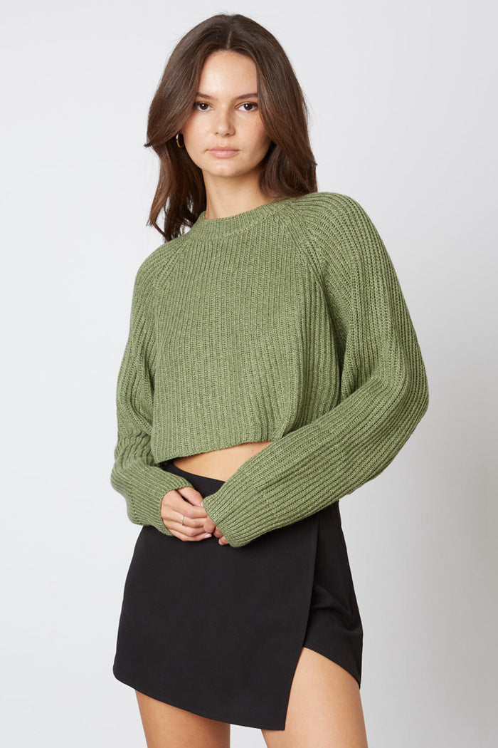 Dames tendance, pull court en tricot avec structure côtelée et épaules tombantes Chic und Stil