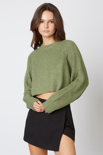 Dames tendance, pull court en tricot avec structure côtelée et épaules tombantes Chic und Stil