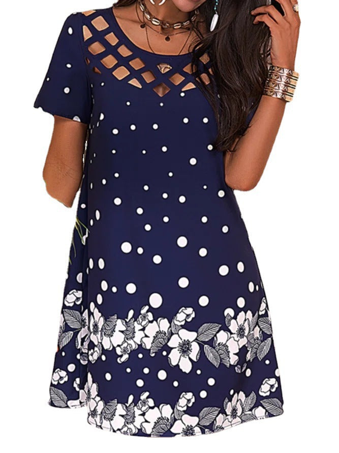 Robe de loisirs pour femmes avec un design à découpe unique et un accent floral Chic und Stil