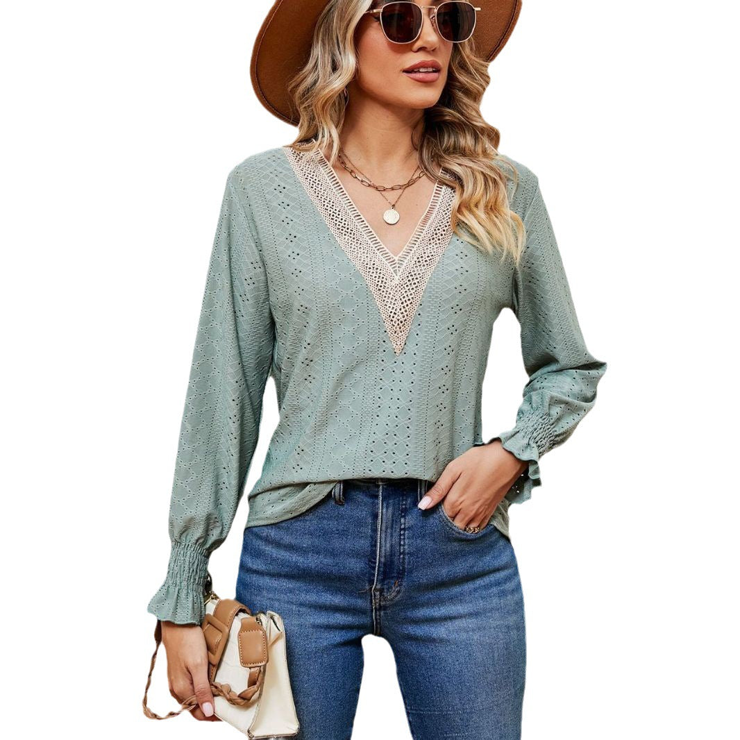 Chemisier pour dames avec des broderies aérées et décolleté en V Chic und Stil