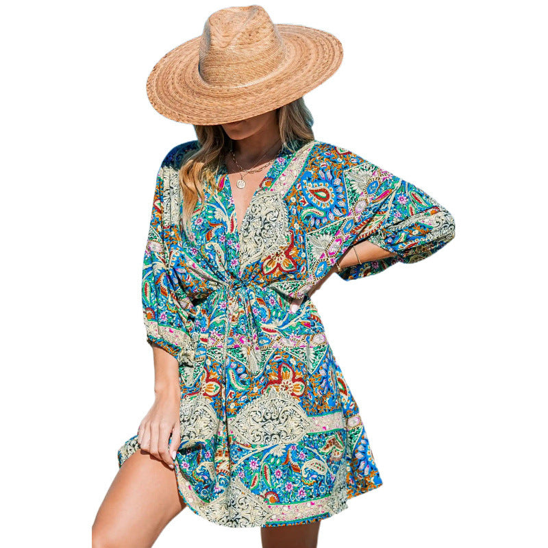 Robe de plage pour femmes avec un look drapé et un motif à la mode Chic und Stil