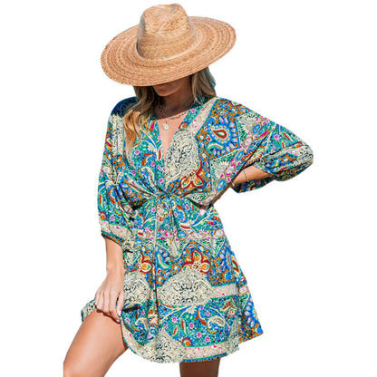 Robe de plage pour femmes avec un look drapé et un motif à la mode Chic und Stil