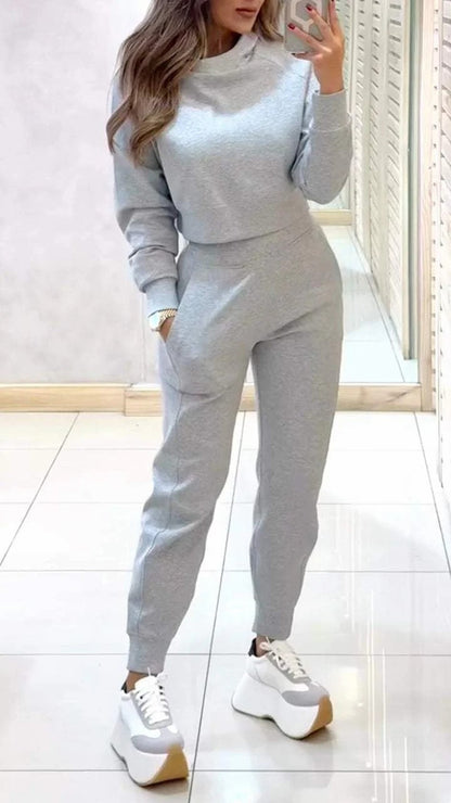 Modern ladies' sweat outfit with cropped top and casual jogging pants Chic and Style