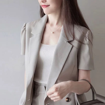 Fitted blazer and shorts set for women Chic und Stil