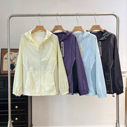 Veste de sport légère pour femmes avec capuche innovante et propriétés respirantes Chic & Stil