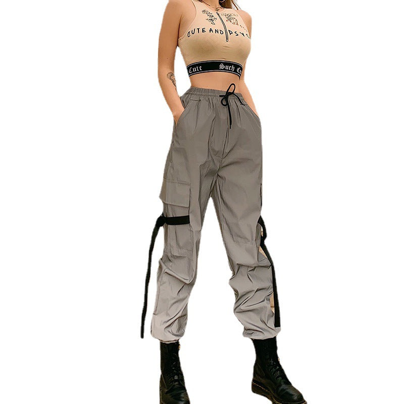Women's cargo pants with practical pockets and adjustable waist Chic and Style