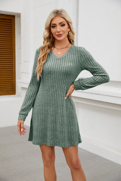 Robe tricot ajustée pour dames avec décolleté en V et finition côtelée fine Chic und Stil
