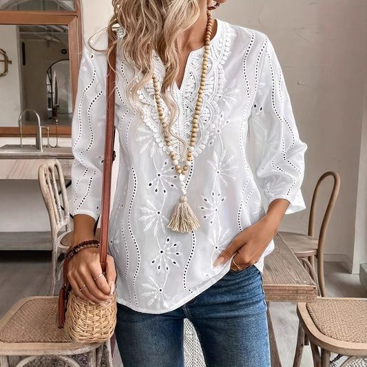 Blouse brodée pour femmes avec un élégant décolleté en V et des manches 3/4 Chic und Stil