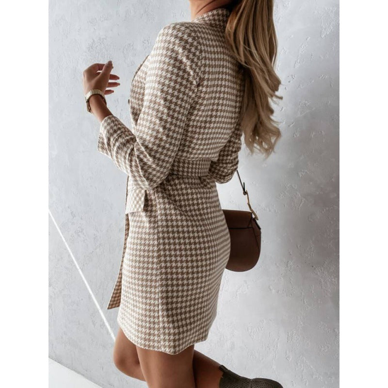 Robe chemise pour femmes au design classique pied-de-poule avec élégante taille cintrée et double rangée de boutons Chic und Stil