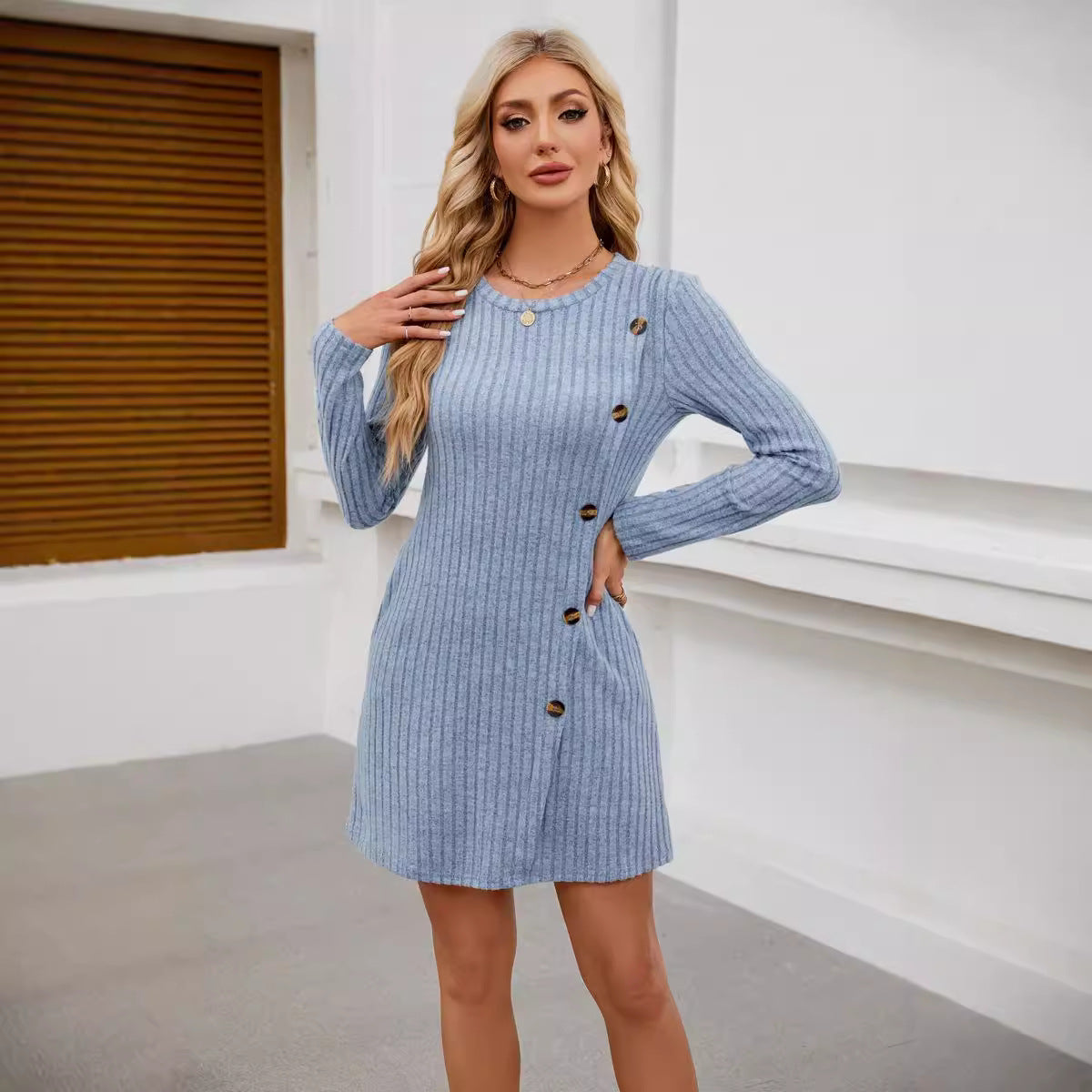 Robe tricotée pour femmes avec design côtelé de haute qualité et boutons décoratifs Chic und Stil