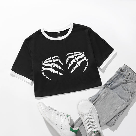 T-shirt cropped pour femmes avec motif de squelette et accents de manches contrastants Chic und Stil