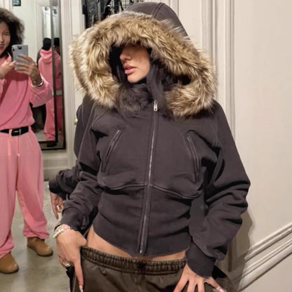 Veste à capuche pour femmes avec doublure en fausse fourrure amovible et coupe cintrée Chic und Stil