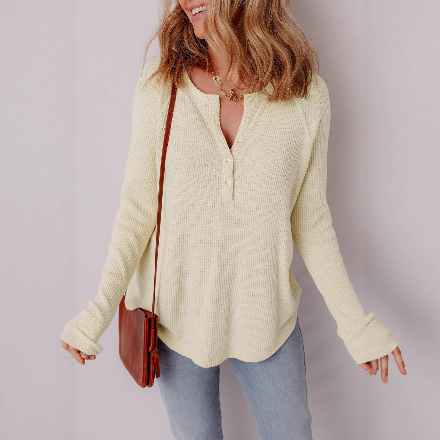 Pull Henley décontracté pour femmes en matériau texturé Chic und Stil