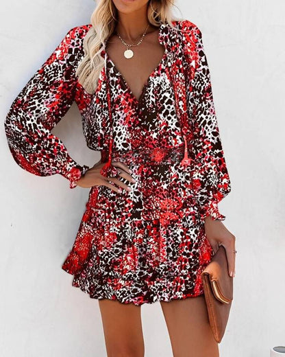 Dames Robe mini ludique avec motif coloré et détails volantés Chic und Stil