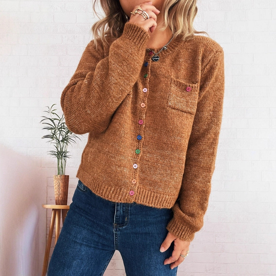 Damen Strickjacke mit bunten Knopfdetails und praktischen Taschen Chic und Stil