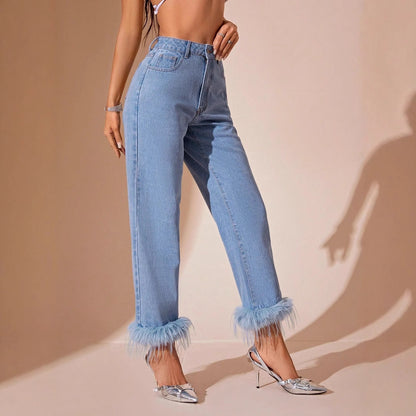 Jean taille haute à la mode pour femmes avec un ornement en plumes saisissant Chic und Stil