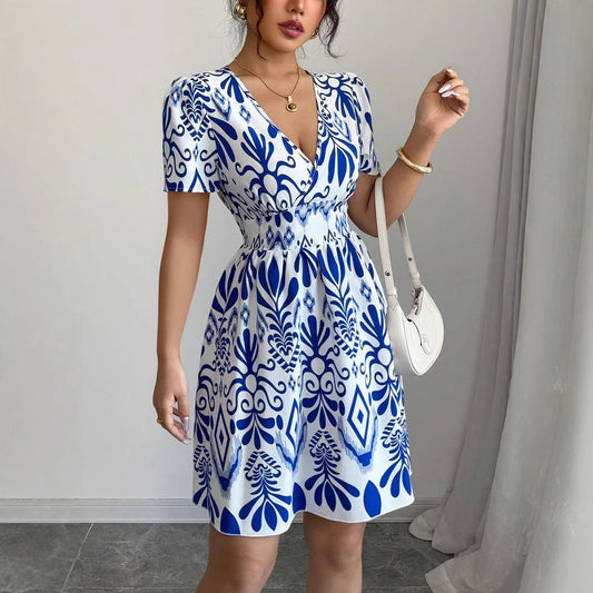 Robe mini femme avec une coupe A-line ludique et des motifs floraux Chic und Stil