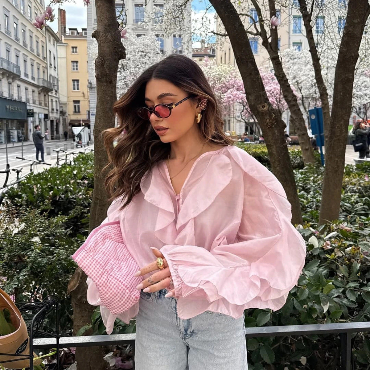 Blouse femme avec des détails de volants volumineux et un ourlet ondulé Chic und Stil