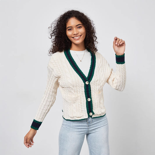 Cardigan en gros tricot pour femmes avec patte de boutonnage décorative et ourlet assorti.