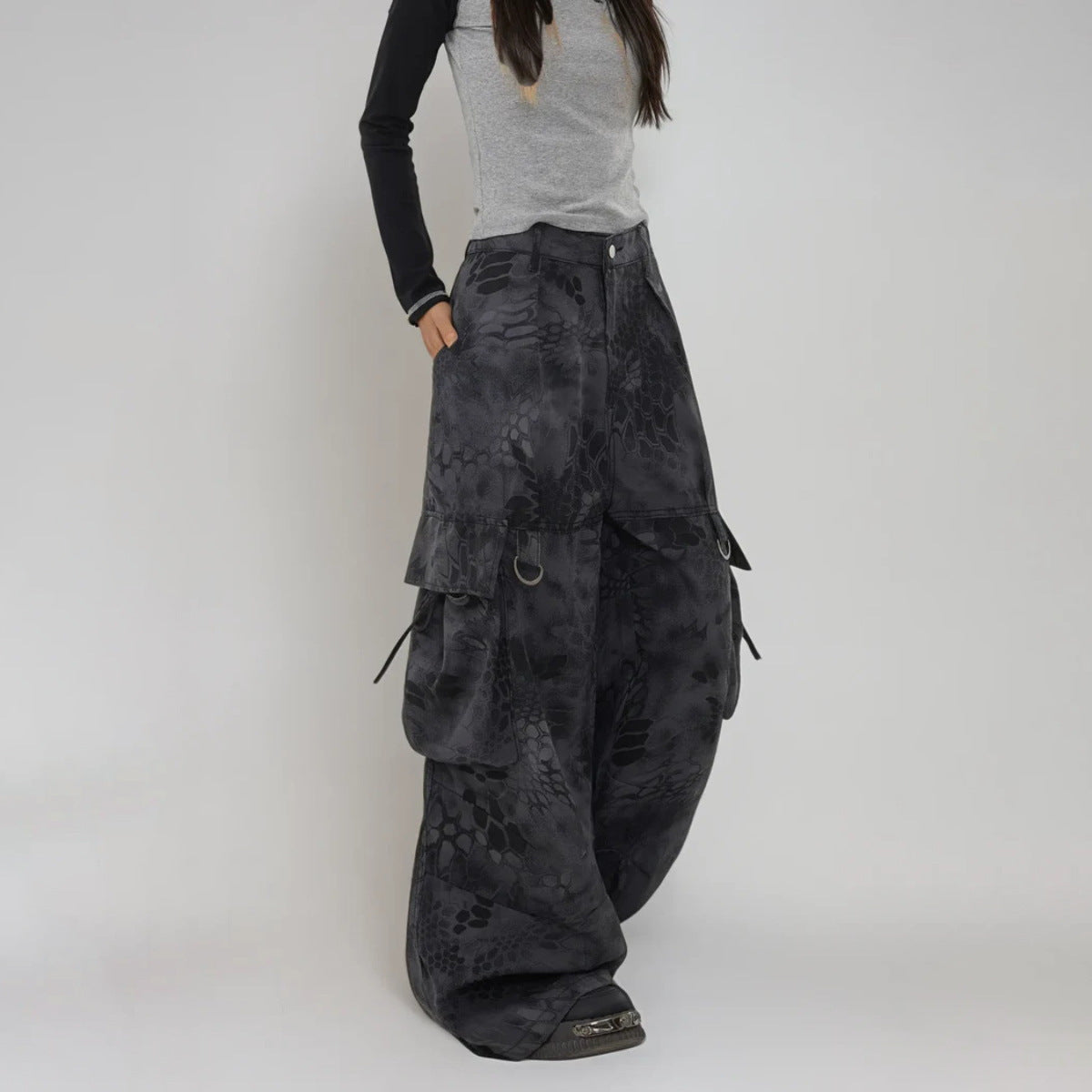 Women's cargo pants with wide leg and unique pattern Chic and Style