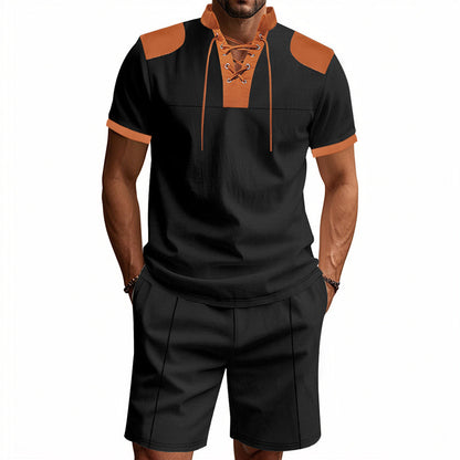Polo-shirt pour hommes avec un design de laçage unique et des shorts assortis Chic und Stil