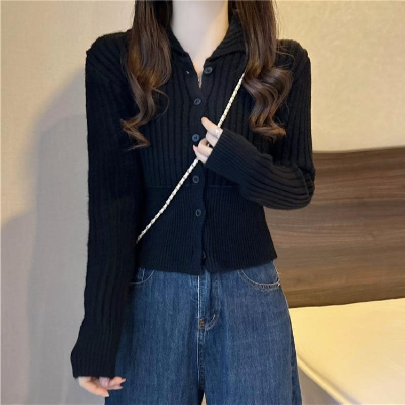 Pull en tricot fin pour femmes avec élégante patte de boutonnage et design côtelé structuré Chic und Stil