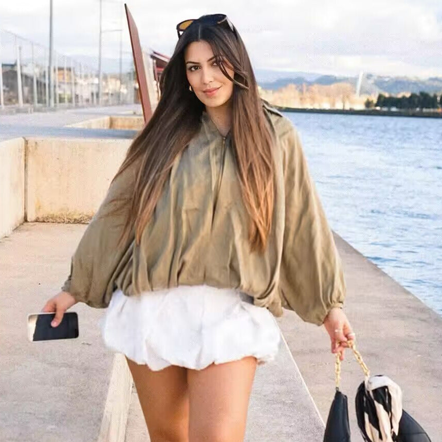 Chemisier oversized pour femmes avec des drapés raffinés et un élégant détail de bouton Chic und Stil