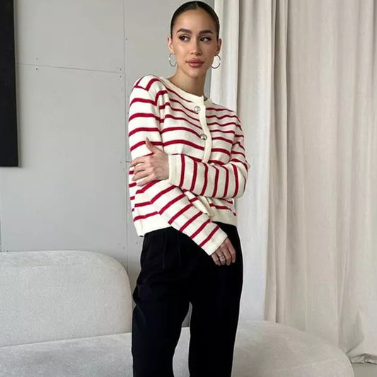Cardigan rayé féminin à la mode avec des détails de boutons et un matériau doux Chic und Stil