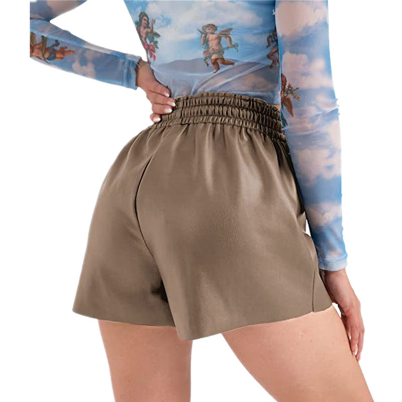 Shorts décontractés pour femmes en cuir synthétique innovant avec taille élastique et détails de boutons pratiques Chic und Stil