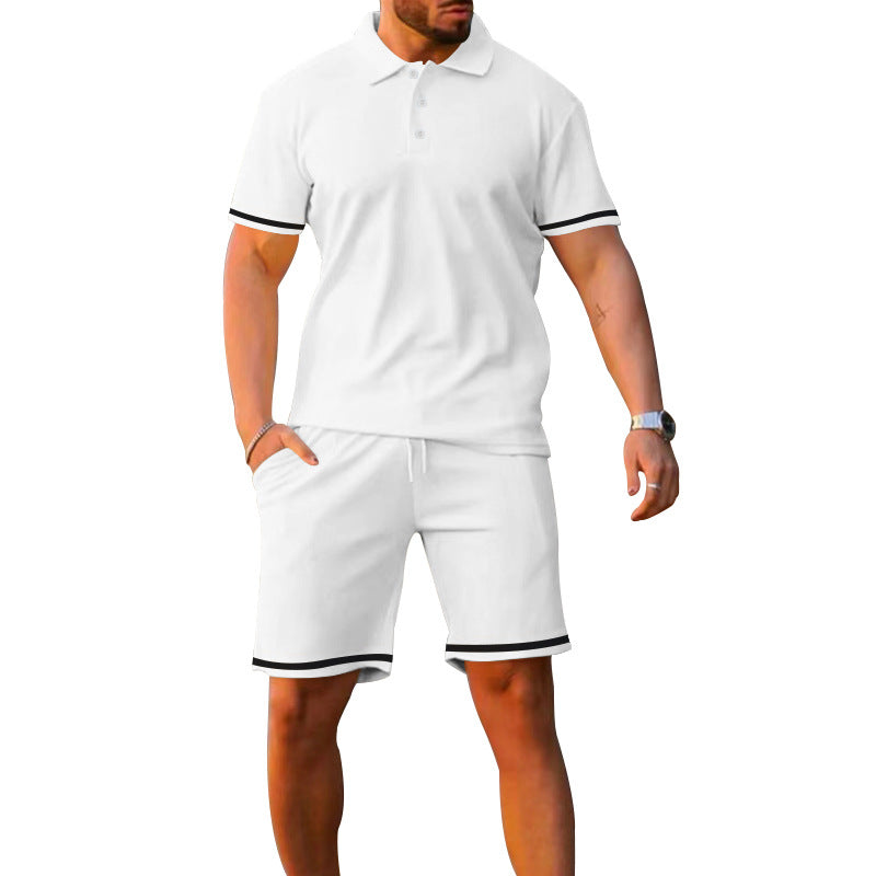 Ensemble polo et shorts sportif pour hommes avec bandes contrastées Chic und Stil