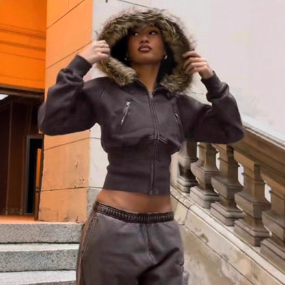 Veste à capuche pour femmes avec doublure en fausse fourrure amovible et coupe cintrée Chic und Stil