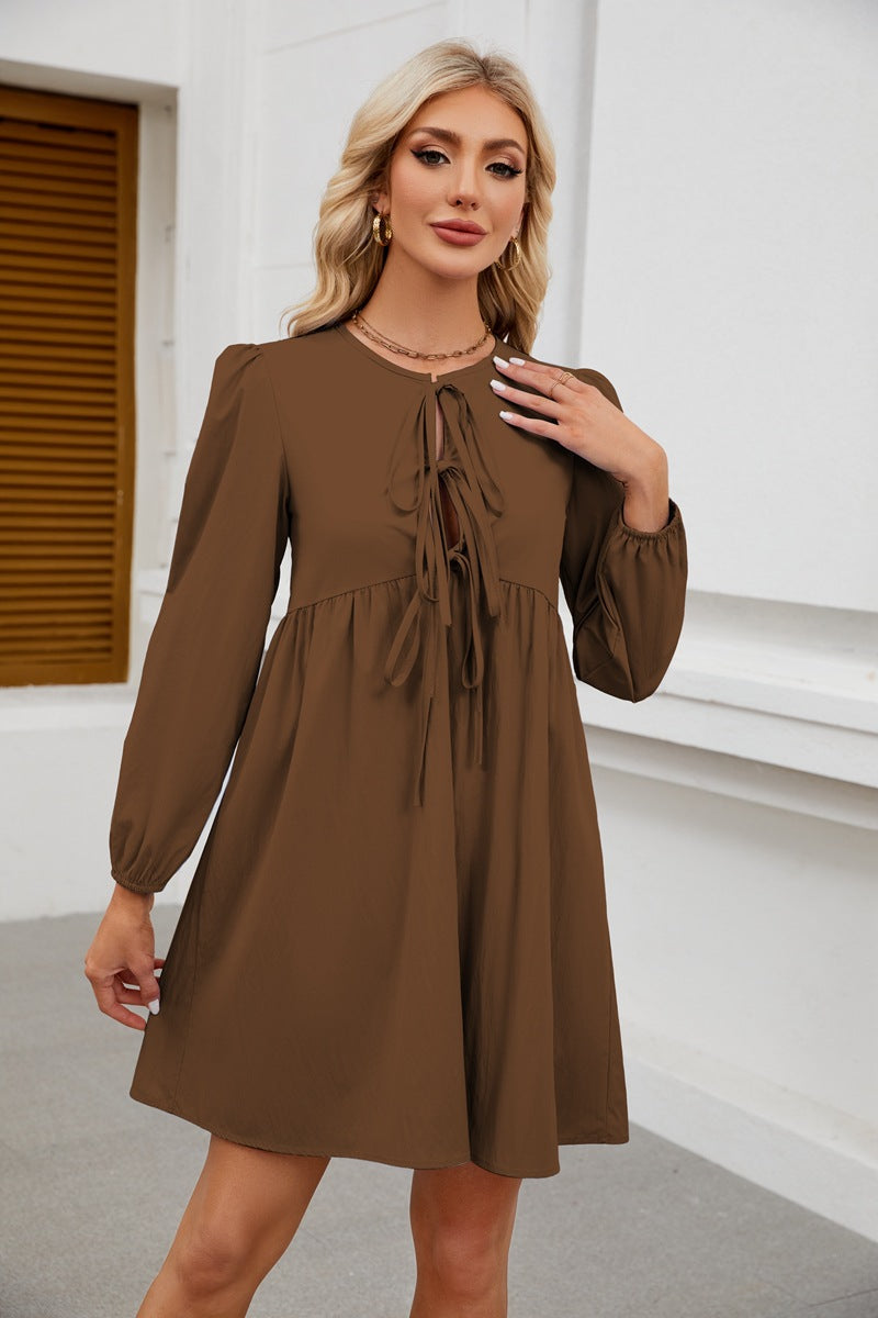 Robe cintrée pour femmes avec ouverture à nœud et manches ballon Chic und Stil