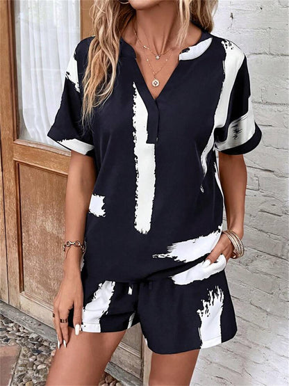 Combinaison courte féminine à la mode avec un haut à motif abstrait et une taille élastique Chic und Stil