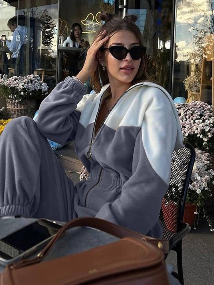 Fleece jacket and sports pants set for women with contrasting inserts Chic und Stil
