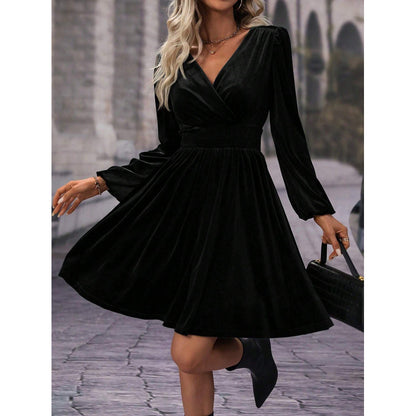 Robe patineuse pour femmes avec élégants fronces et décolleté en V Chic und Stil