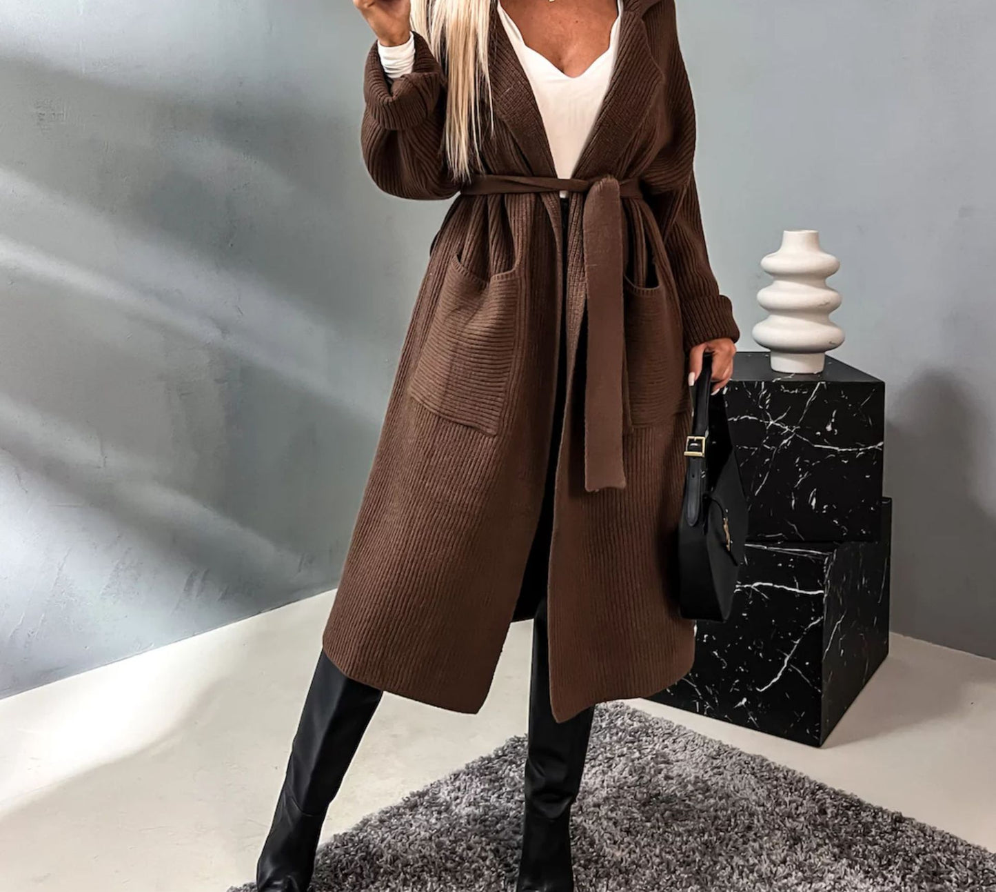 Comfortable knit pullover for women with belt and practical pockets Chic and Style