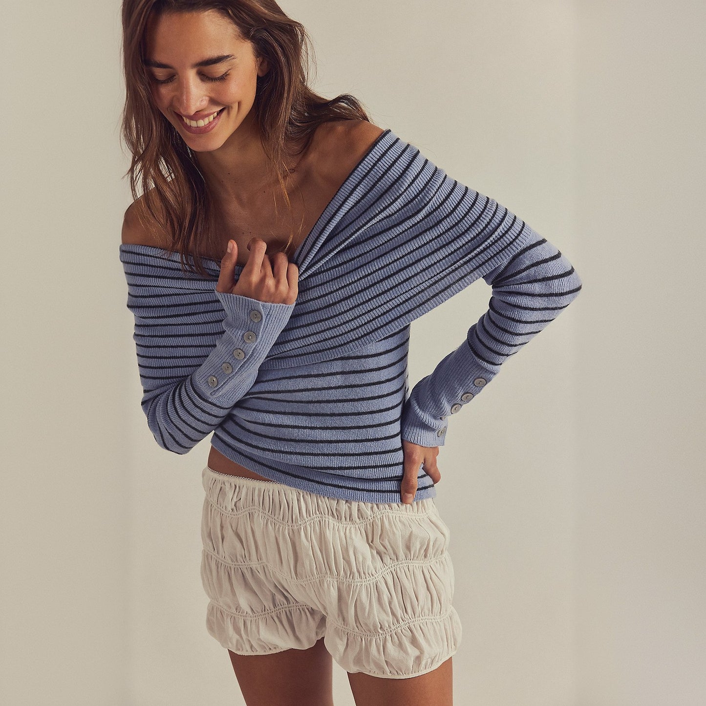Pull off-épaule femme avec un motif rayé moderne et des détails de boutons Chic und Stil