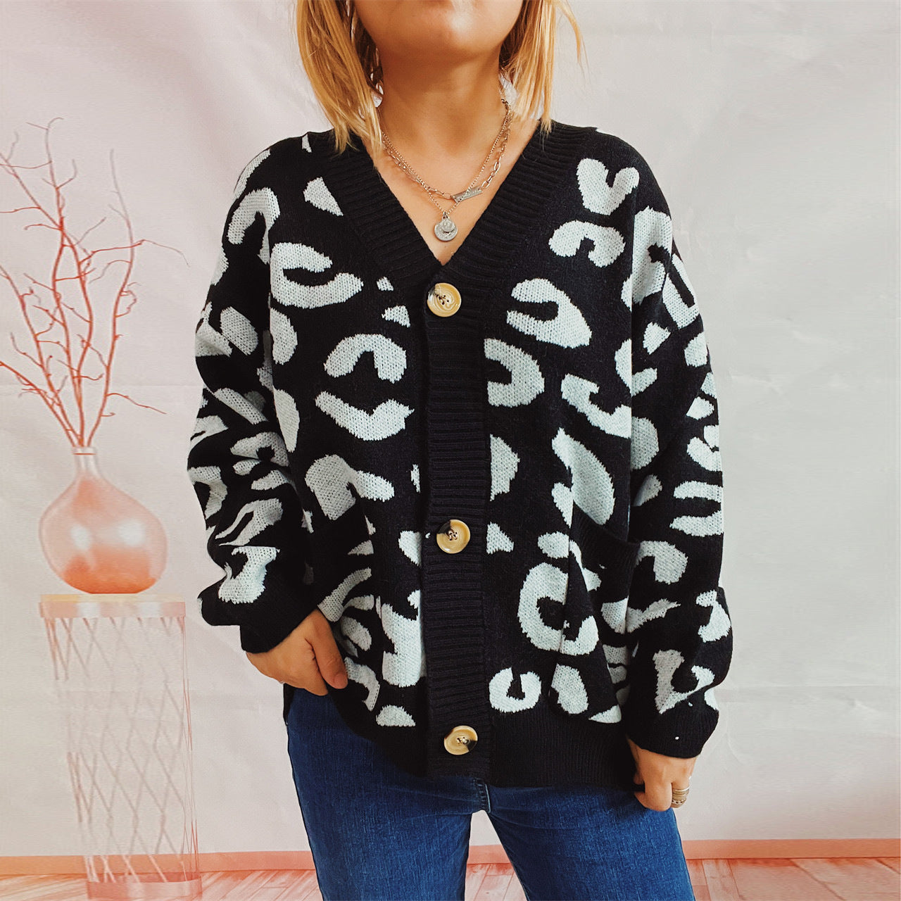 Pull en tricot épais pour femmes avec un motif léopard animalier et des détails de boutons Chic und Stil