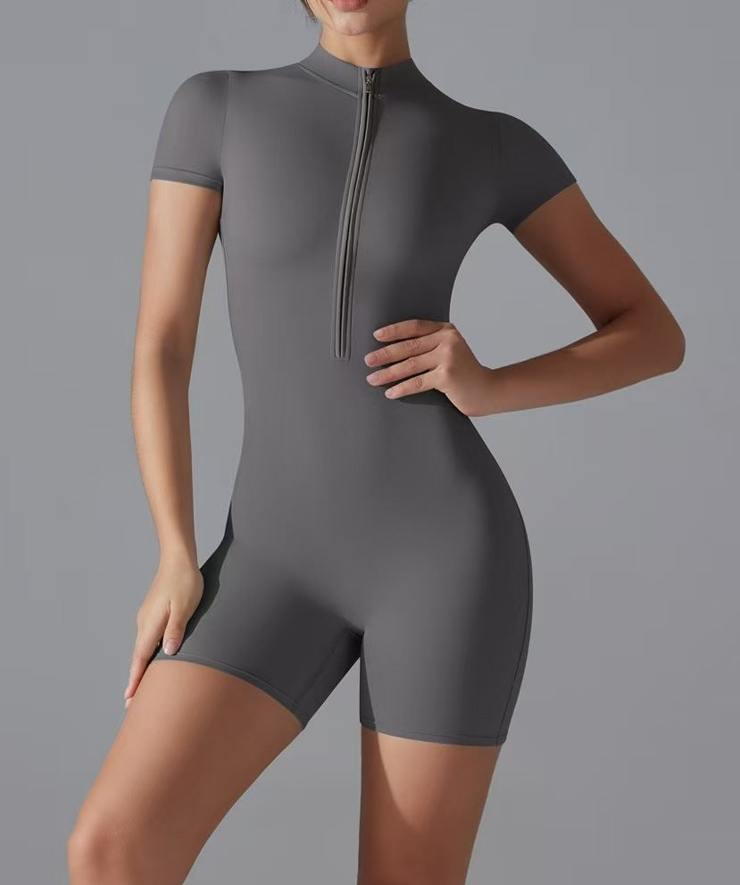 Chic and Stil short-sleeved sports jumpsuit with zipper