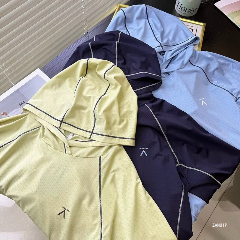 Haut de sport fonctionnel pour femmes avec capuche et propriétés respirantes Chic & Stil