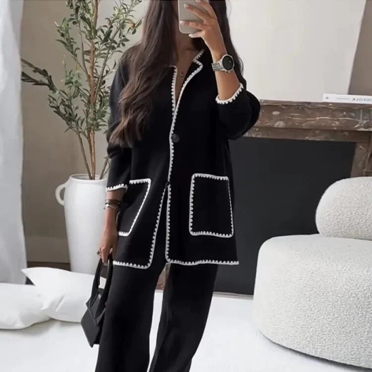 Elegant blazer jacket for women with contrasting details and loose pants Chic und Stil