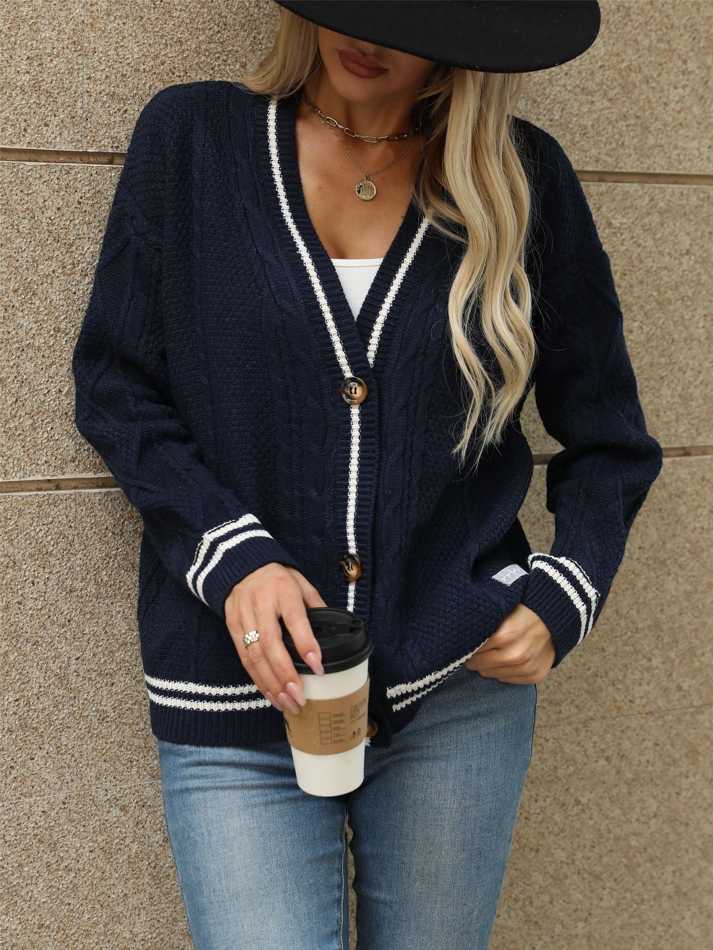 Dames gros pull cardigan avec des applications d'étoiles élégantes et des détails contrastants Chic und Stil
